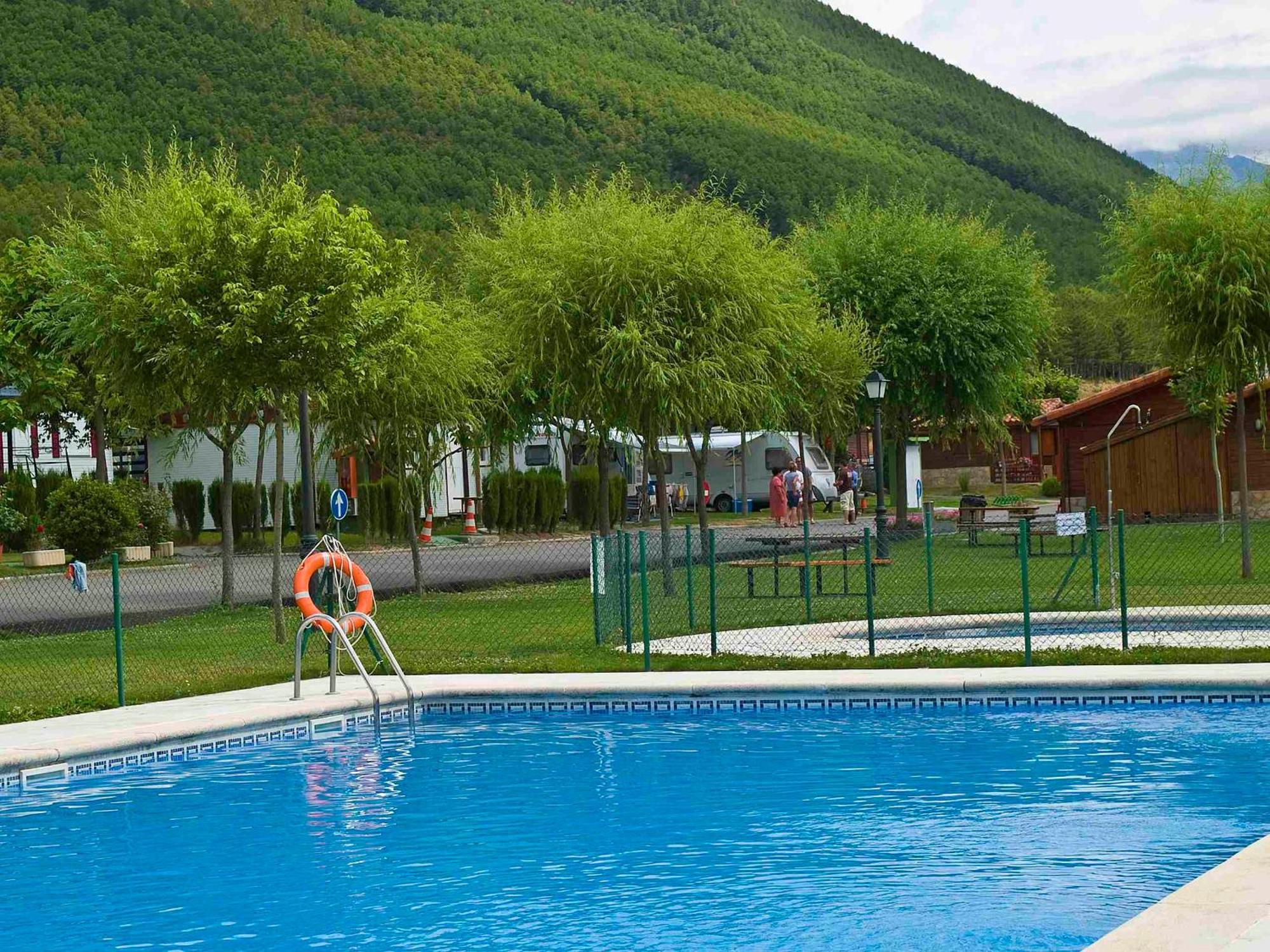 Hotel Camping Valle De Tena Sabiñánigo Exterior foto